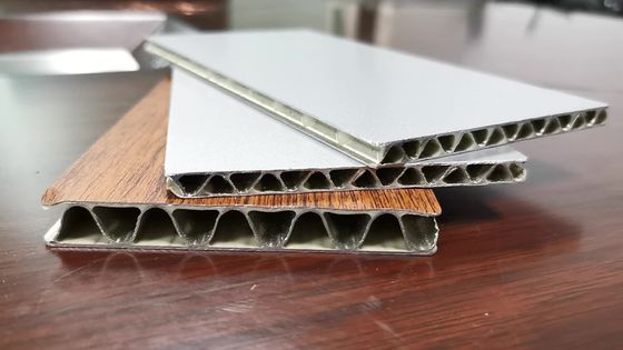 5MM AA3003はアルミニウム合成の壁パネルのクラッディング1220mmに金属をかぶせる