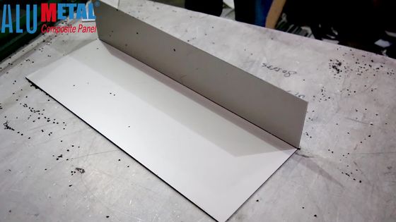 1250mmは装飾的なアルミニウム シートのパネルを金属をかぶせるB1 FRに陽極酸化した