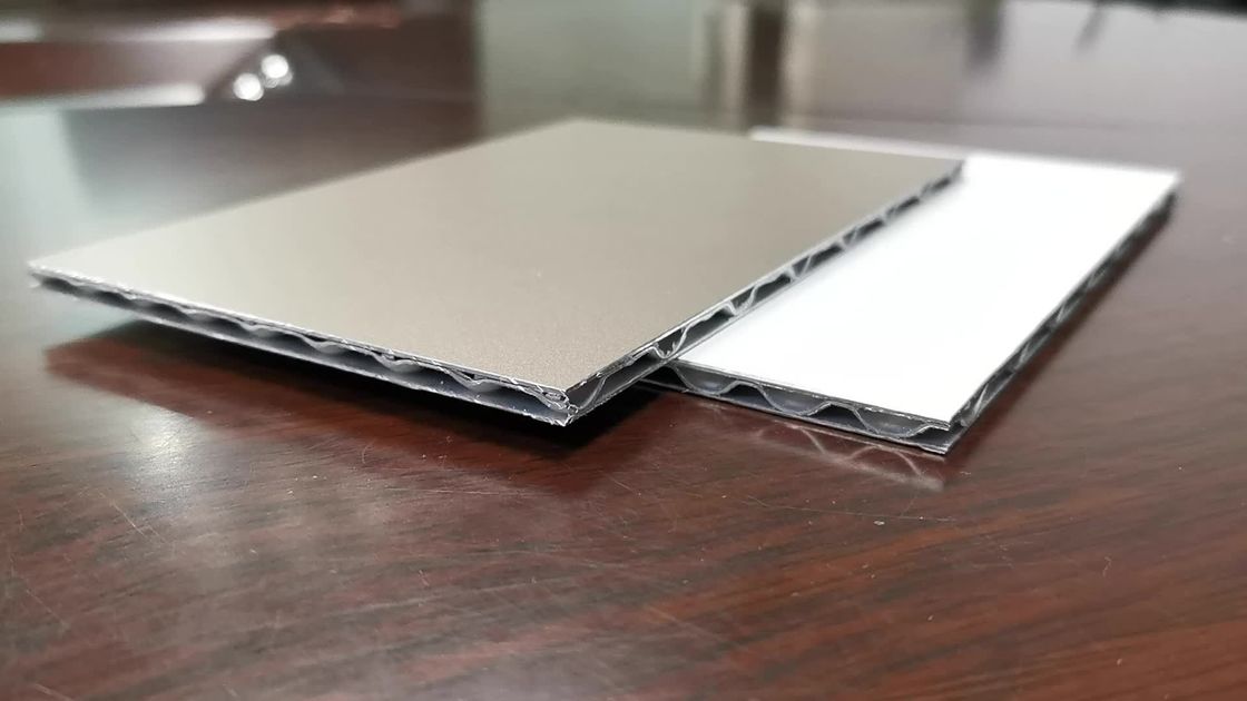 8mm ACPはアルミニウム波形の屋根を付けるシートをパネルをはめる1500mmの光沢SGSに波形を付けた